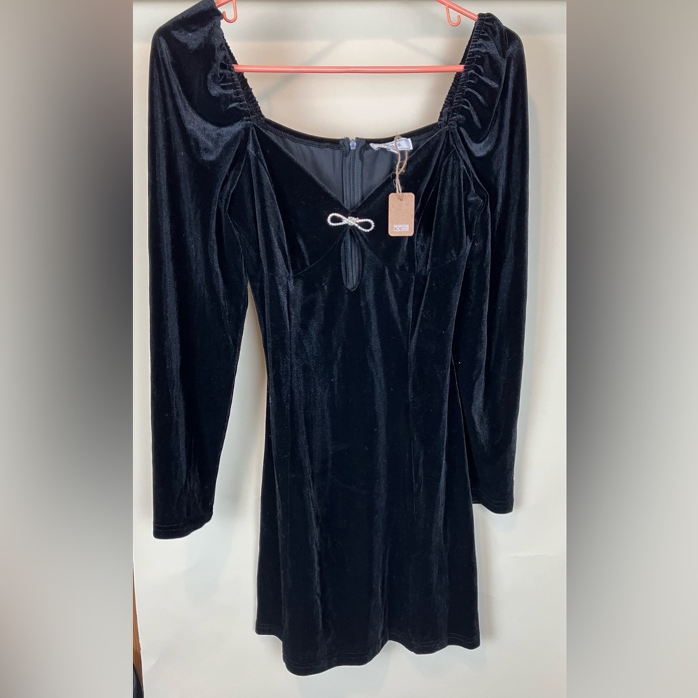 🎉MOVING SALE 🎉 
RIHOAS Black Velvet Long Sleeve Dress